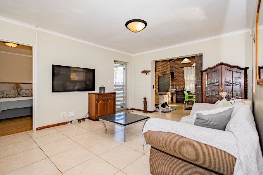 2 Bedroom Property for Sale in Oakglen Western Cape